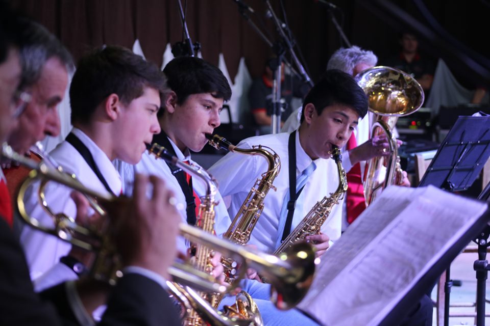 Integrantes da Banda Municipal Feldland, em sua apresentação no 9° Encontro de Corais em Agrolândia.